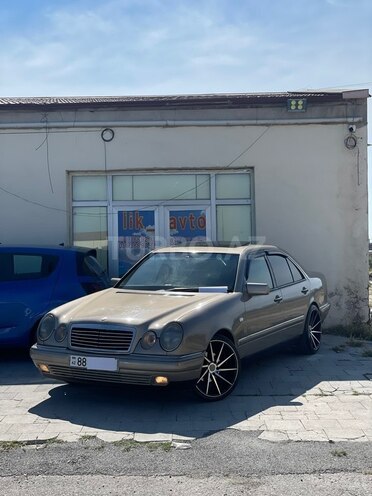 Mercedes E 240-3