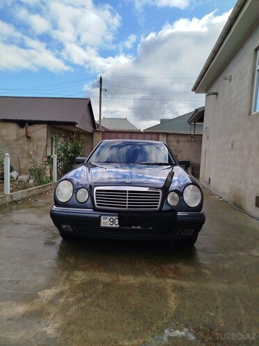 Mercedes E 200-1