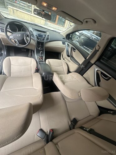 Hyundai Elantra-11