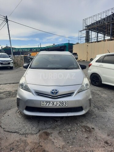 Toyota Prius V-1