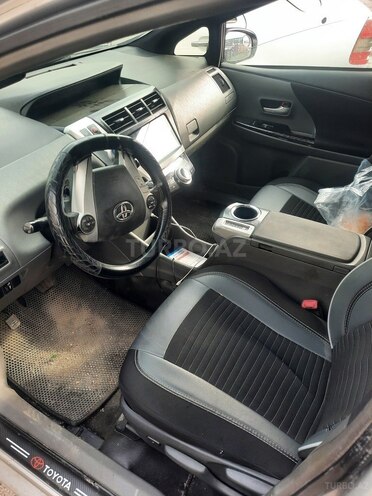 Toyota Prius V-2