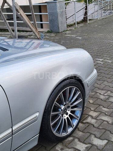 Mercedes E 280-9