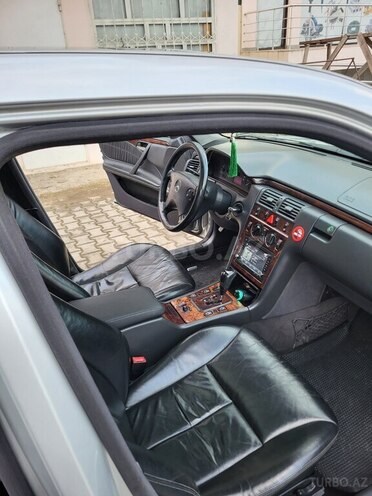 Mercedes E 280-11