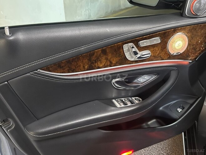 Mercedes E 300 4MATIC-7