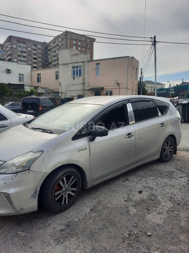 Toyota Prius V-3
