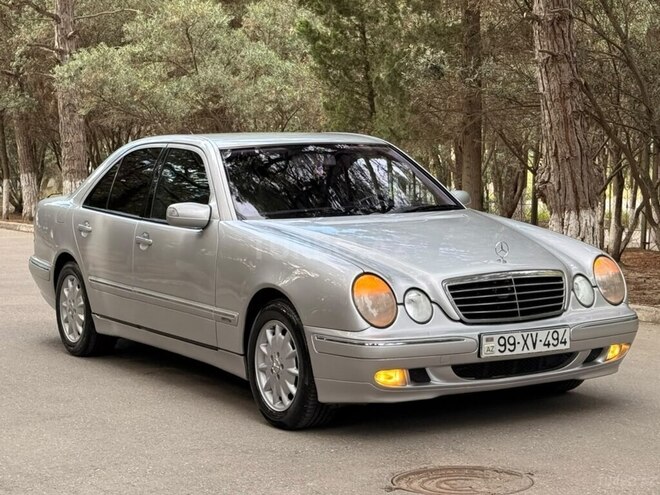 Mercedes E 240-1