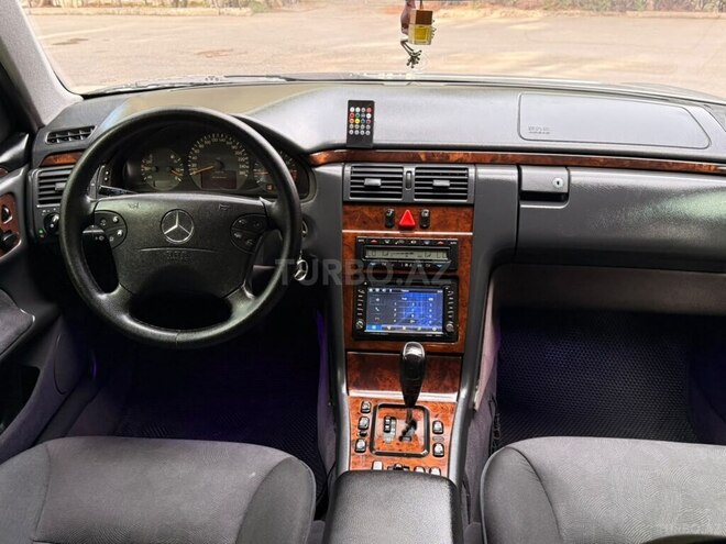 Mercedes E 240-17