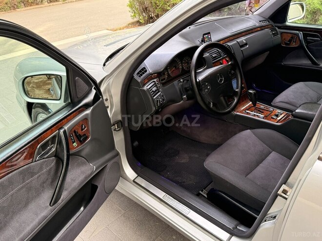 Mercedes E 240-19