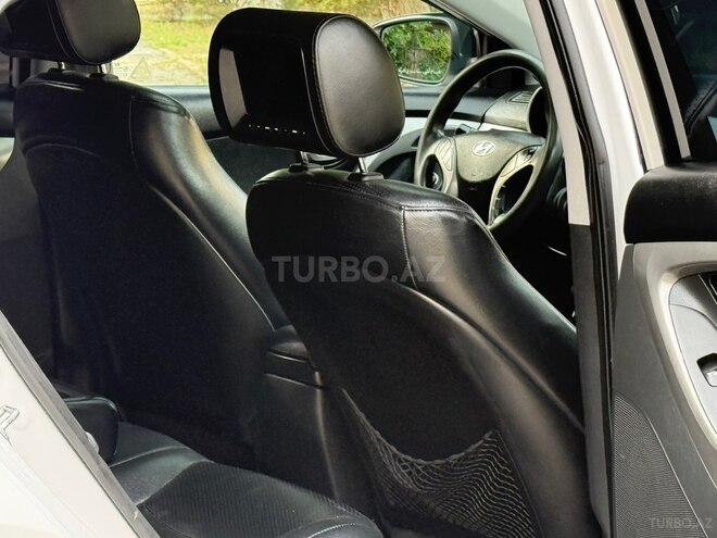 Hyundai Elantra-13