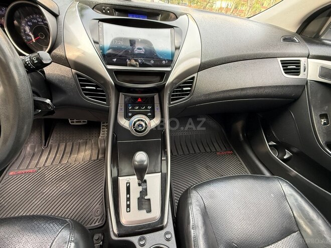 Hyundai Elantra-15