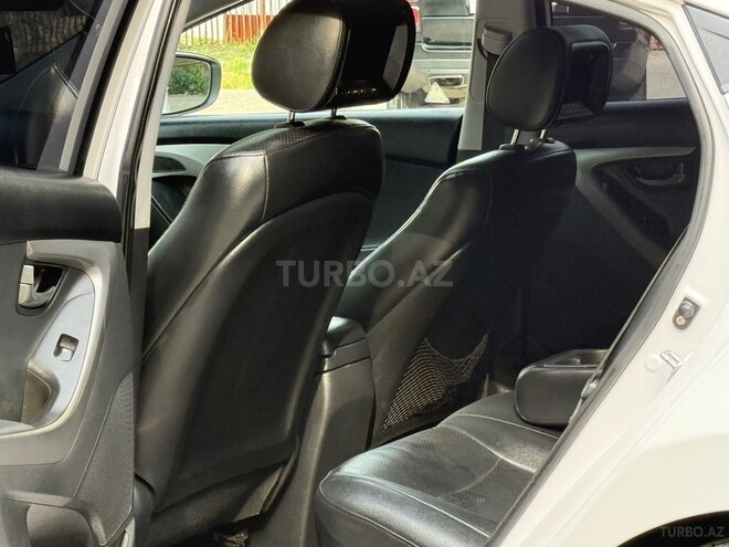 Hyundai Elantra-12