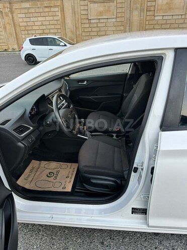 Hyundai Accent-11