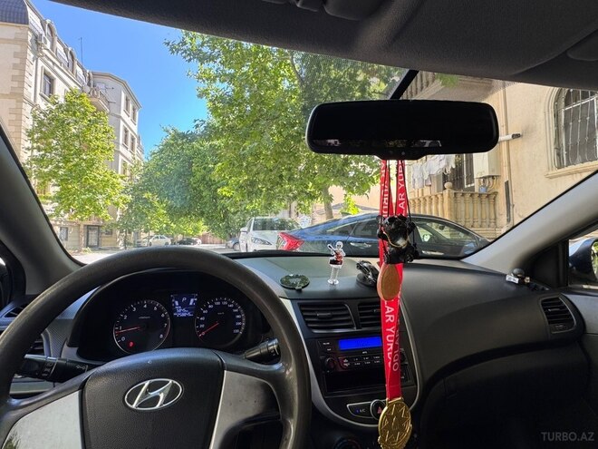 Hyundai Accent-15