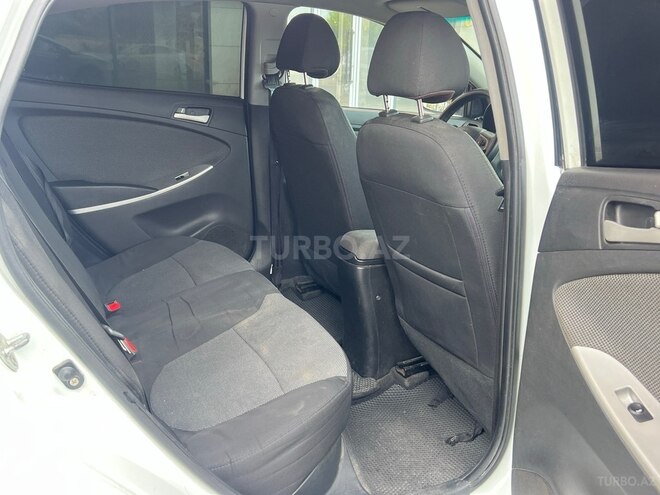 Hyundai Accent-11