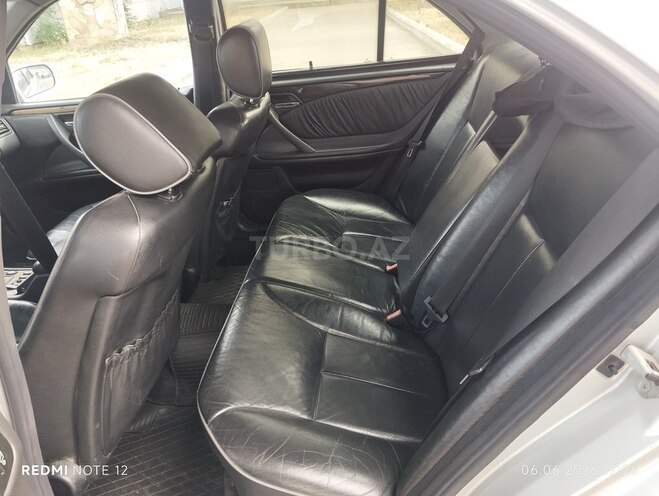 Mercedes E 320-17