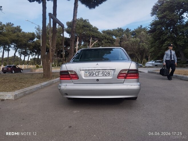 Mercedes E 320-13
