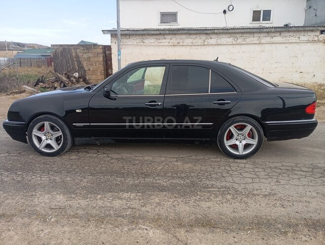 Mercedes E 240-11