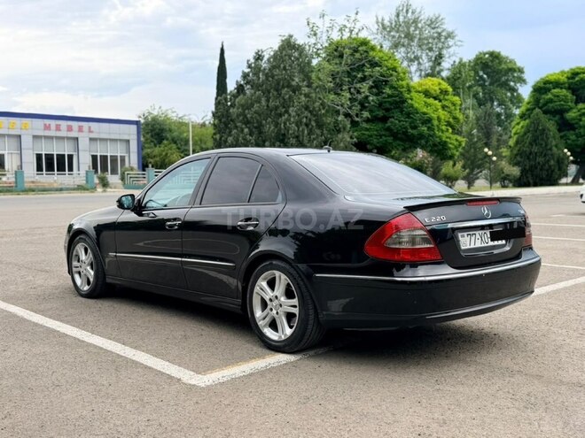 Mercedes E 220-11