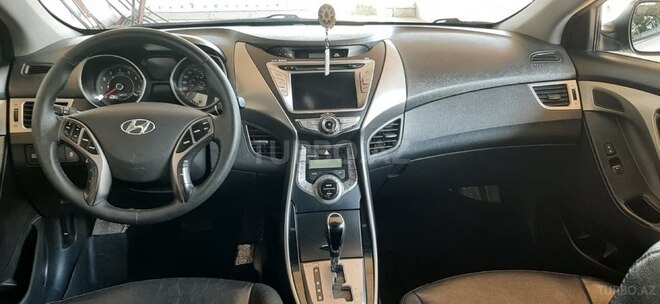 Hyundai Elantra-11