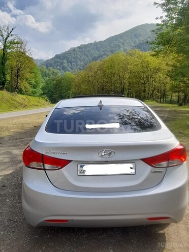 Hyundai Elantra-10