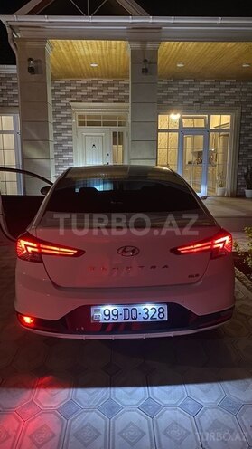 Hyundai Elantra-12