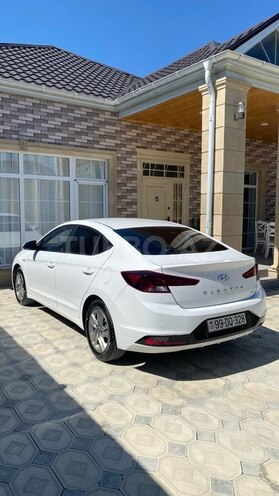 Hyundai Elantra-11