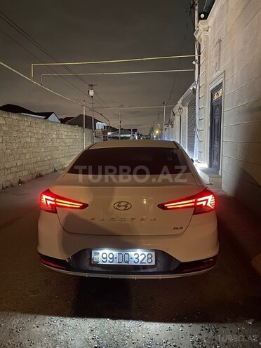 Hyundai Elantra-16