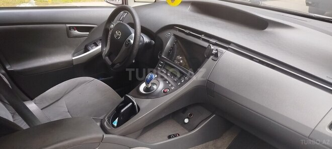 Toyota Prius-12