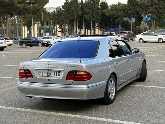 Mercedes E 240-11