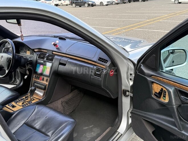 Mercedes E 240-16