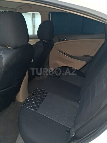 Hyundai Accent-4