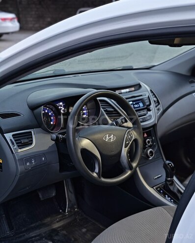 Hyundai Elantra-11