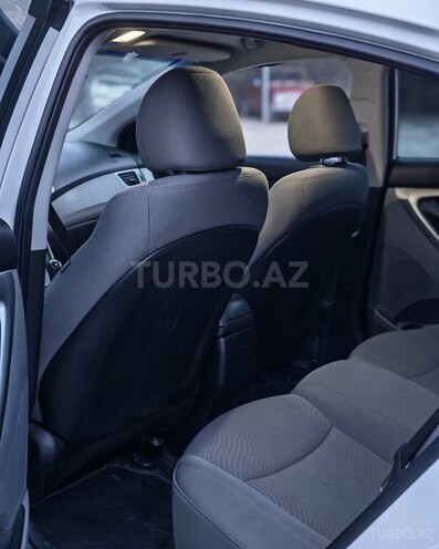 Hyundai Elantra-13