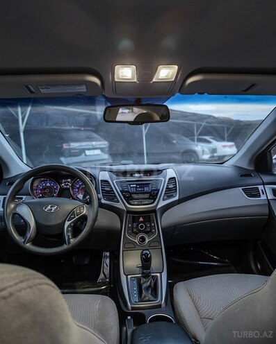 Hyundai Elantra-12