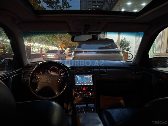 Mercedes E 240-11