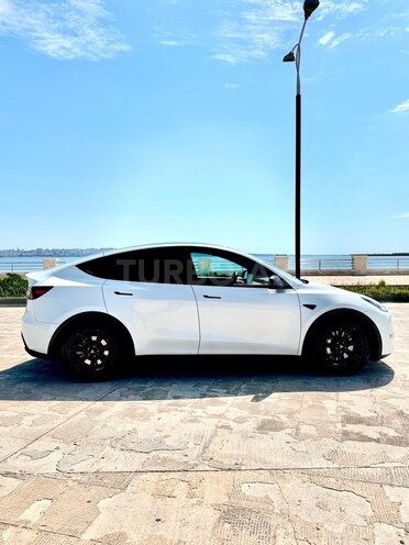Tesla Model Y-5