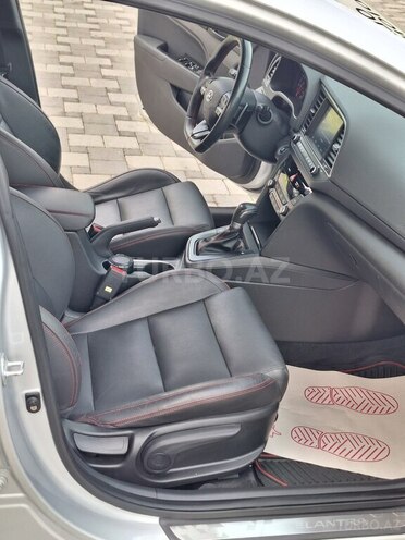 Hyundai Elantra-12