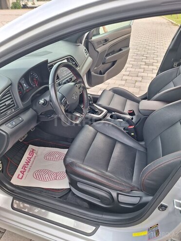 Hyundai Elantra-11