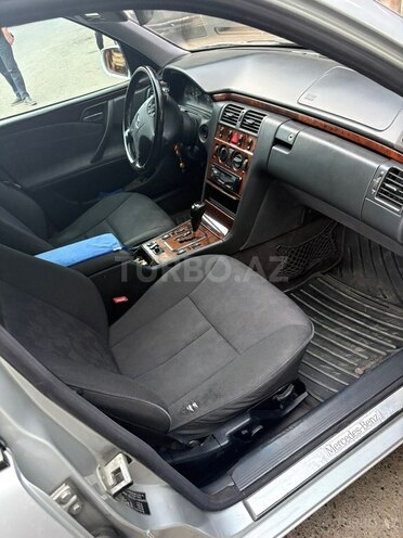 Mercedes E 270-2