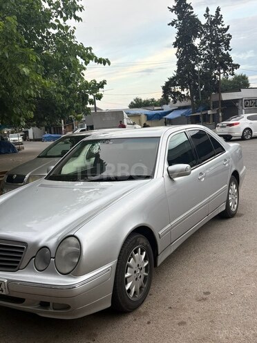 Mercedes E 270-6