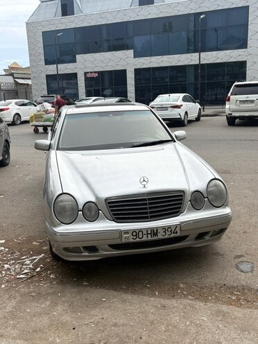 Mercedes E 270-1