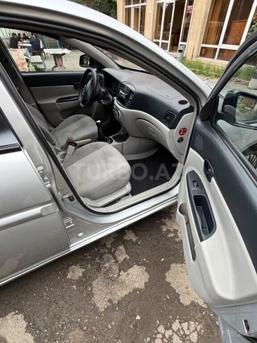 Hyundai Accent-12