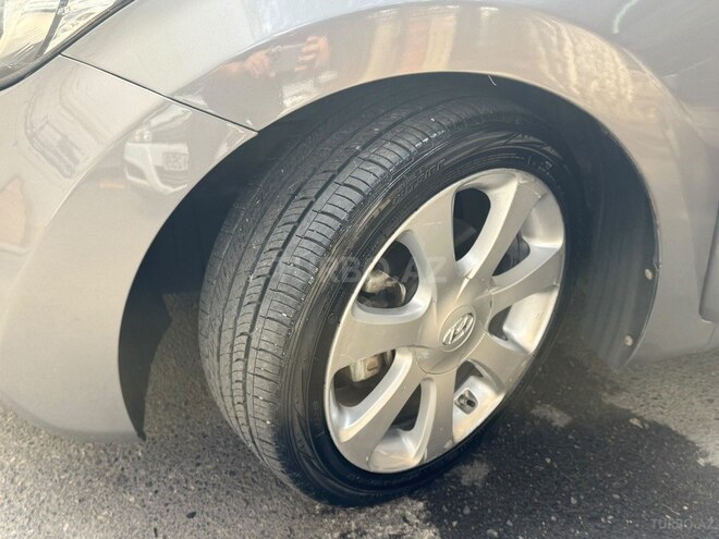 Hyundai Elantra-12