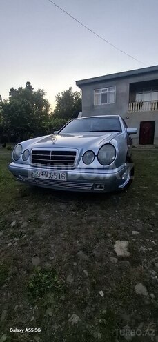 Mercedes E 240-1