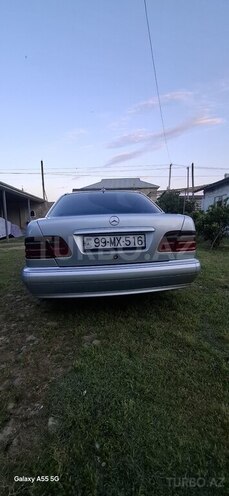 Mercedes E 240-5