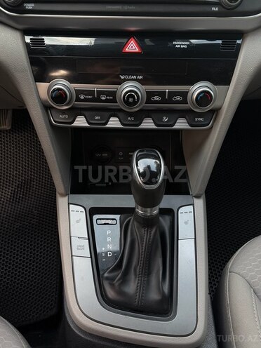 Hyundai Elantra-9
