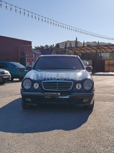 Mercedes E 270-1