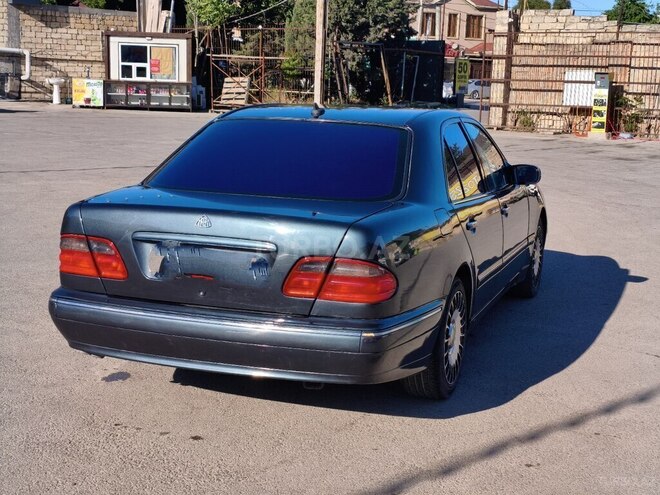 Mercedes E 270-4