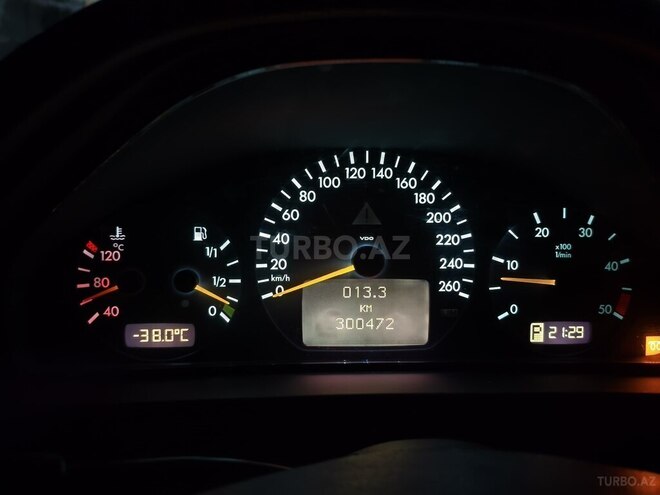 Mercedes E 270-9