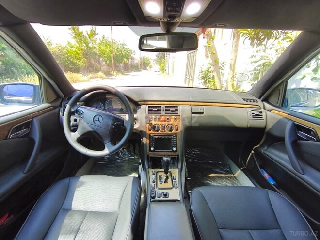 Mercedes E 270-10